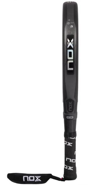Pala de padel Nox AT.2 Genius edición limitada vista de perfil.