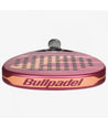 Pala de pádel bullpadel vertex 3 woman en color rosa oscuro. Vista frontal, con nombre de la marca en el borde.