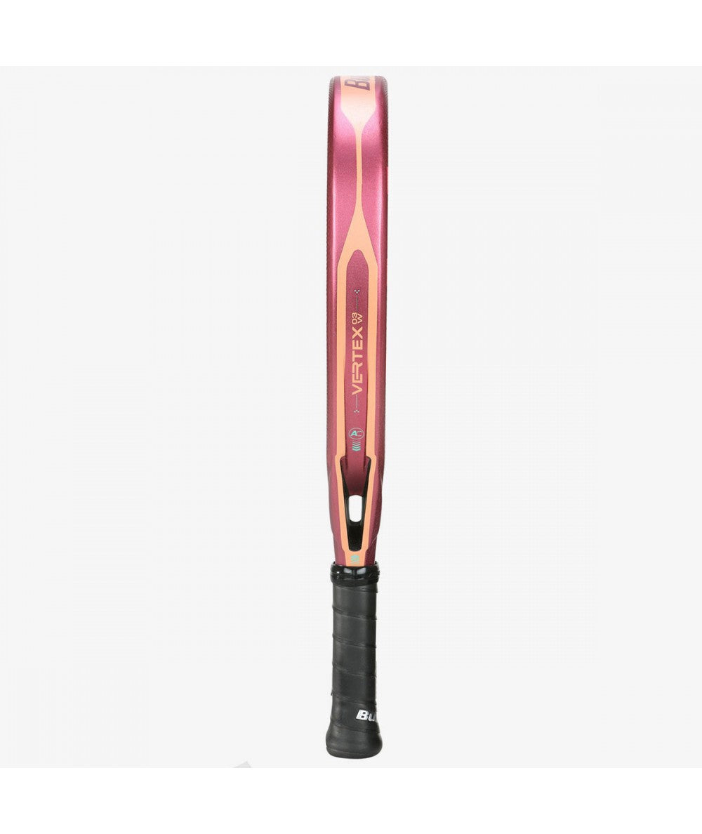 Pala de pádel bullpadel vertex 3 woman en color rosa oscuro. Vista de perfil.