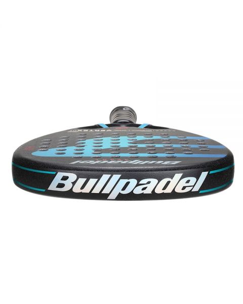 Pala de padel Bullpadel Vertex Avanta 21. Pala en forma de diamante, con combinación de colores negro y azul. Vista frontal.