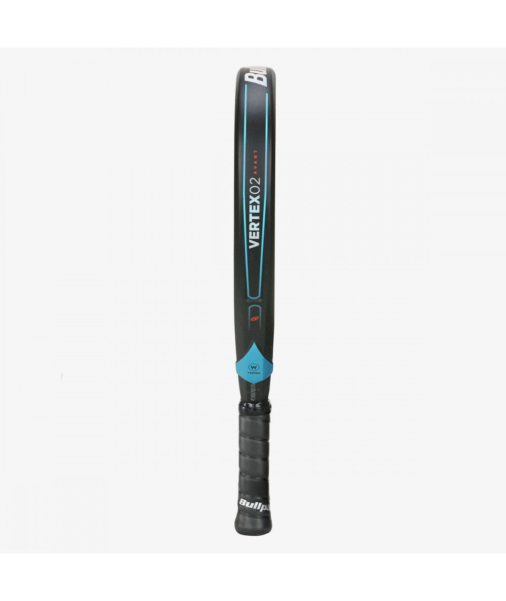 Pala bullpadel vertex avant 2021. Forma de diamante en colores negro y azul. Vista de perfil.