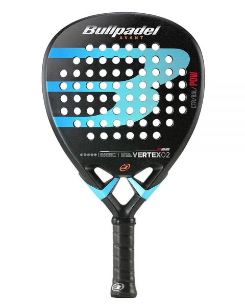 Pala de padel Bullpadel Vertex Avanta 21. Pala en forma de diamante, con combinación de colores negro y azul.