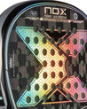 Pala de padel Nox AT Genius Attack 18K 2022. Pala de padel vista de cerca.