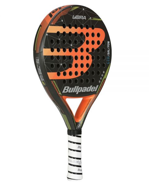 Pala de pádel Bullpadel Libra, en colores naranja, negro y detalles verde. Vista de lado.