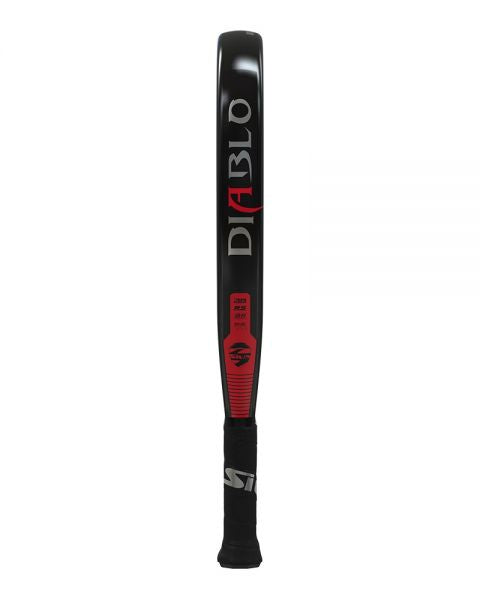 Pala de pádel marca Siux, modelo diablo revolution carbono 24k. En colores negro y rojo. Forma de lagrima invertida. Vista de perfil.
