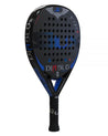 Pala de padel Siux modelo diablo revolution carbono 3k. En colores negro y azul. Con forma de gota invertida. Vista lateral.