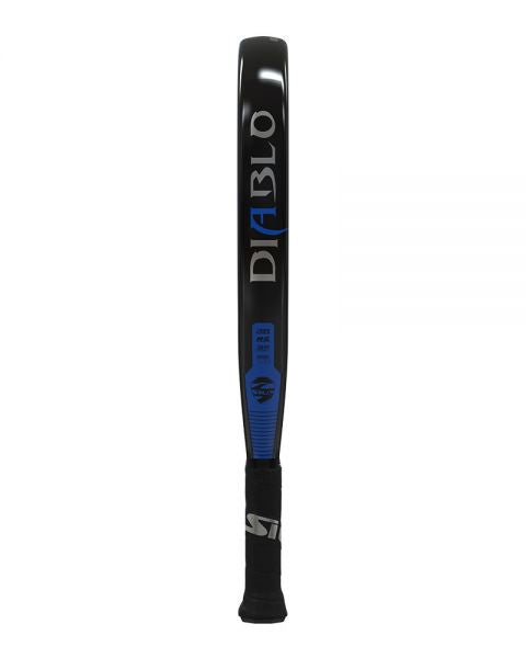 Pala de padel Siux modelo diablo revolution carbono 3k. En colores negro y azul. Con forma de gota invertida. Vista de perfil.