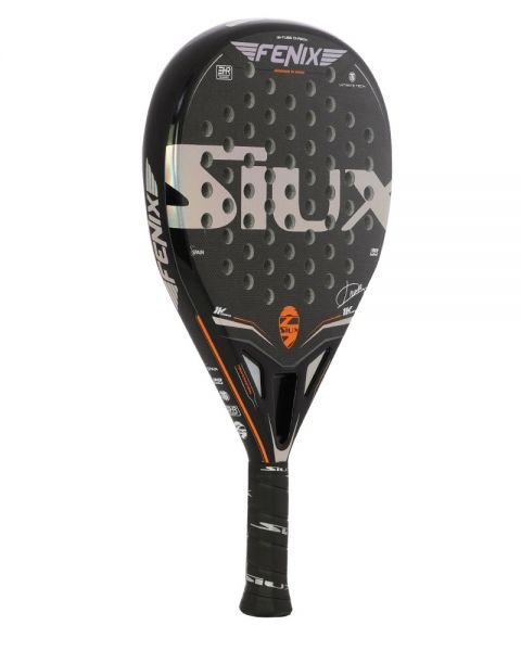 Pala de pádel marca Siux, modelo fenix. En colores negro y plateado. Forma de gota invertida. Vista lateral.