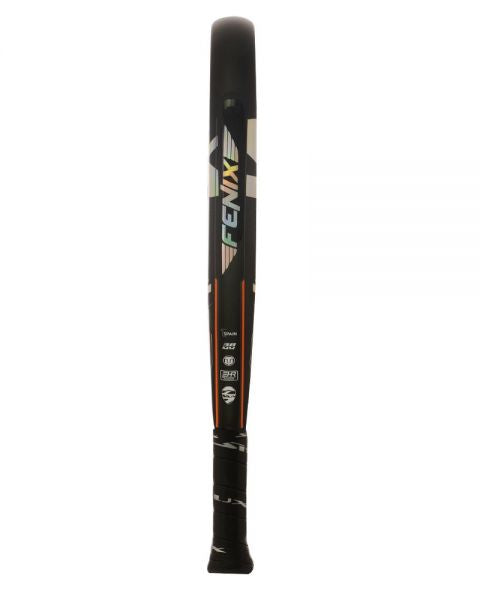 Pala de pádel marca Siux, modelo fenix. En colores negro y plateado. Forma de gota invertida. Vista de perfil.