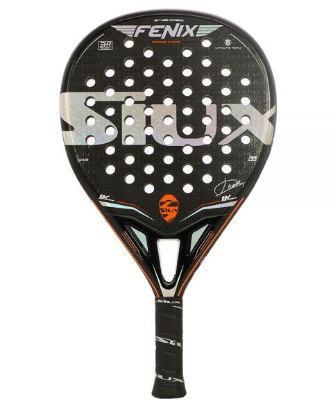 Pala de pádel marca Siux, modelo fenix. En colores negro y plateado. Forma de gota invertida.