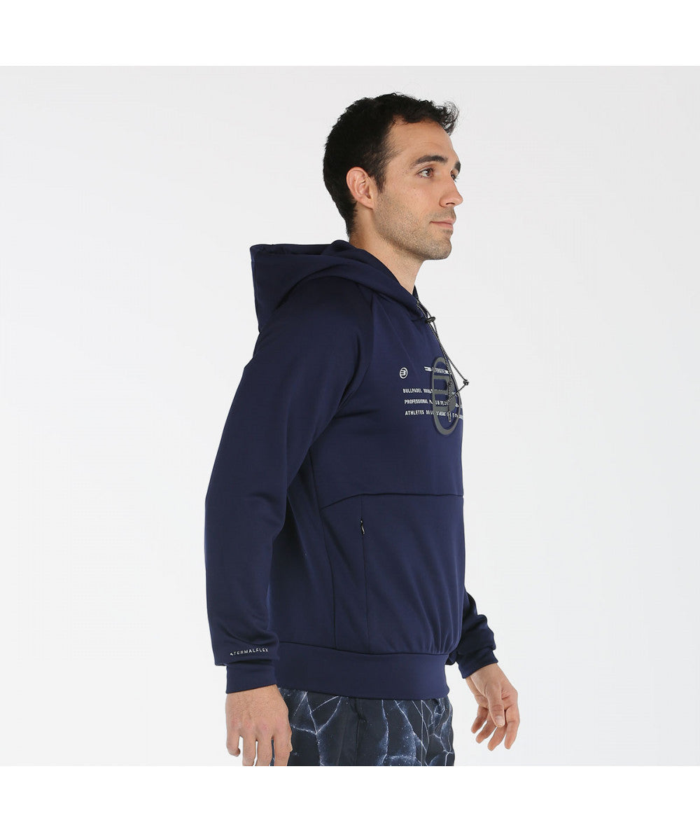 Sudadera de chico marca bullpadel, modelo ladyar en color azul marino, con logotipo en el pecho. Vista de perfil.